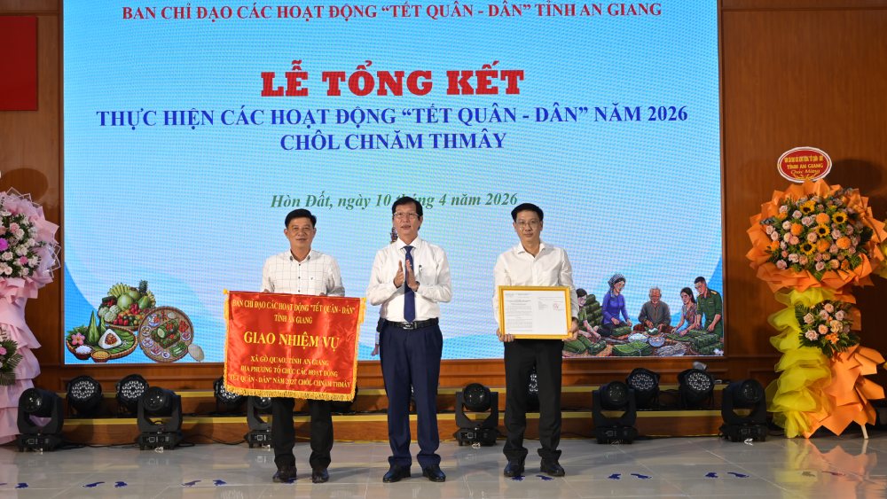 Phó Chủ tịch UBND tỉnh An Giang Lê Văn Phước trao Quyết định và cờ giao nhiệm vụ cho xã Gò Quao tổ chức các hoạt động “Tết Quân dân” năm 2027. Ảnh: Phương Vũ