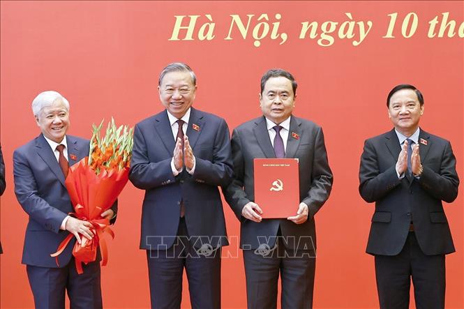 General Secretary and President To Lam presents the Politburo's decision on personnel appointment to National Assembly Chairman Tran Thanh Man and Vice Chairmen of the National Assembly. Photo: VNA.