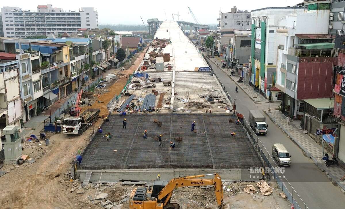 Los elementos de puentes de acceso, carreteras de acceso y nudos del proyecto del puente Nguyen Trai han alcanzado más del 80% del volumen de trabajo. Foto: Hoang Khoi