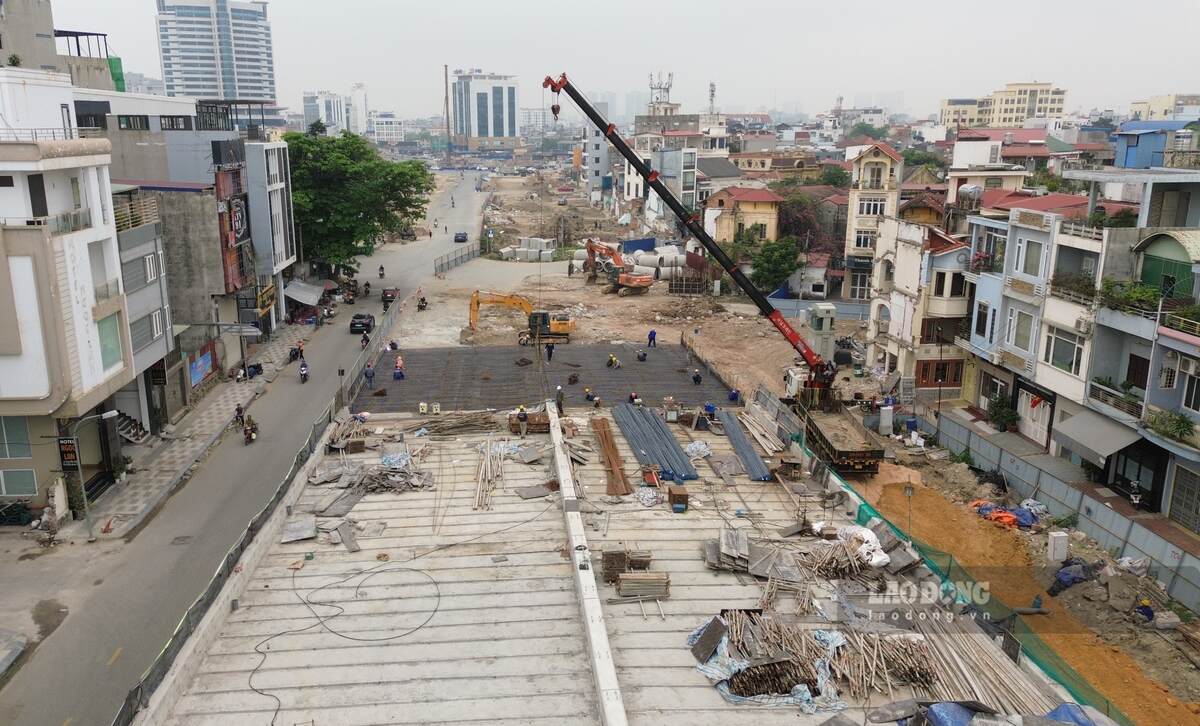 Toàn cảnh công trường thi công cầu dẫn dự án cầu Nguyễn Trãi. Ảnh: Hoàng Khôi