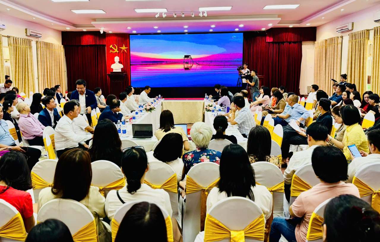 Các đại biểu được xem video giới thiệu về tiềm năng du lịch của từng địa phương. Ảnh: VITA