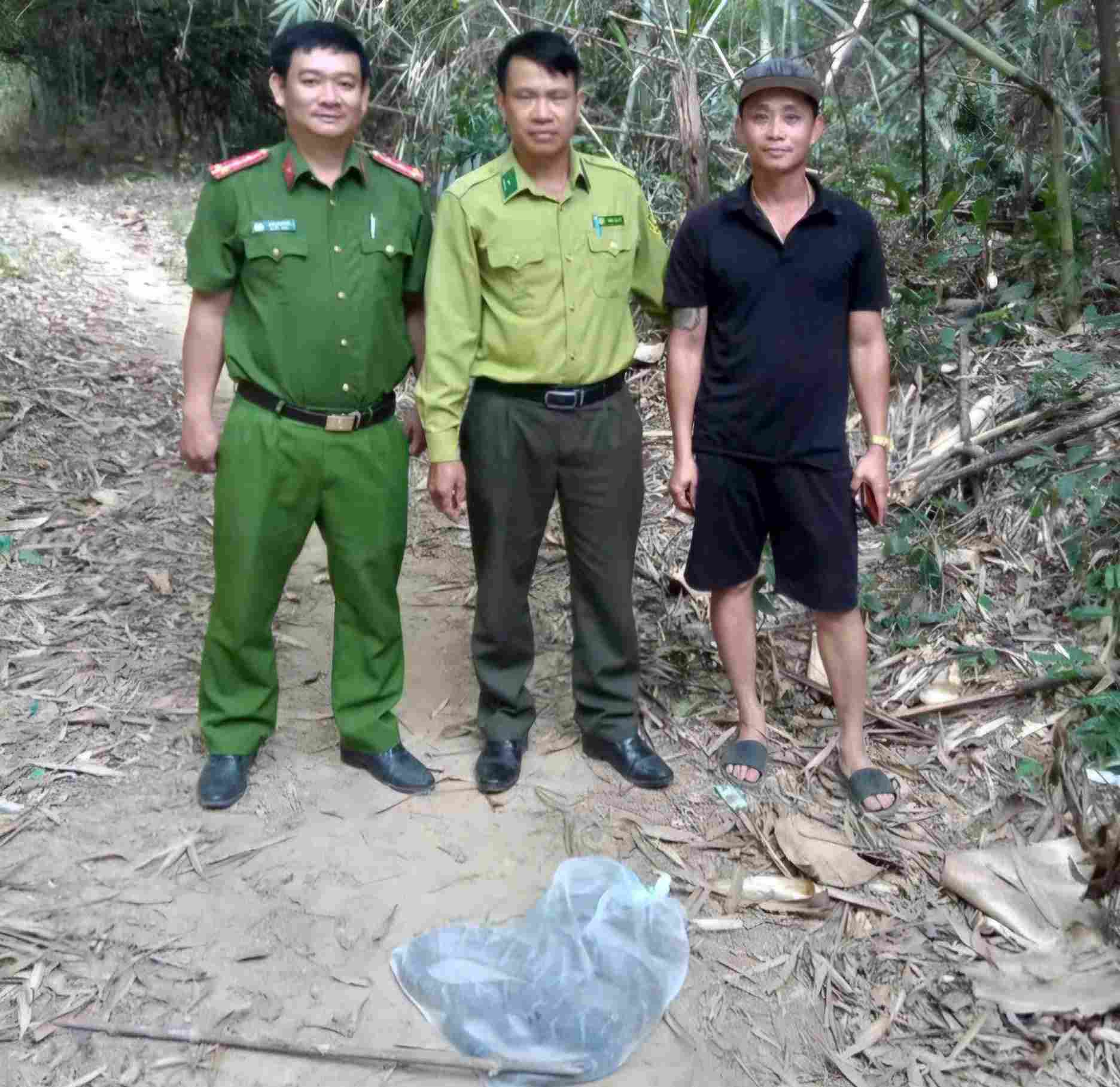 Discovering the king cobra, the man immediately reported it to the authorities for handling. Photo: Police provided