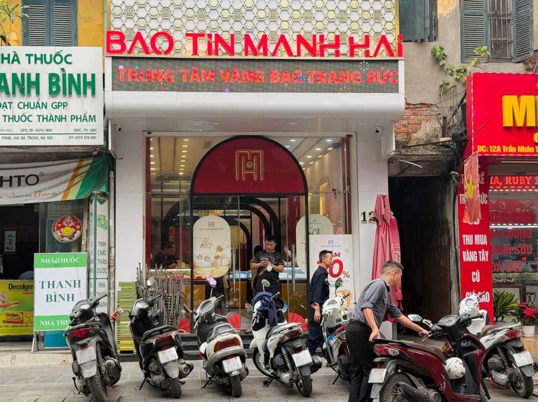 Không còn tình trạng người dân xếp hàng dài trước các cửa hàng vàng. Ảnh: Lệ Hà 