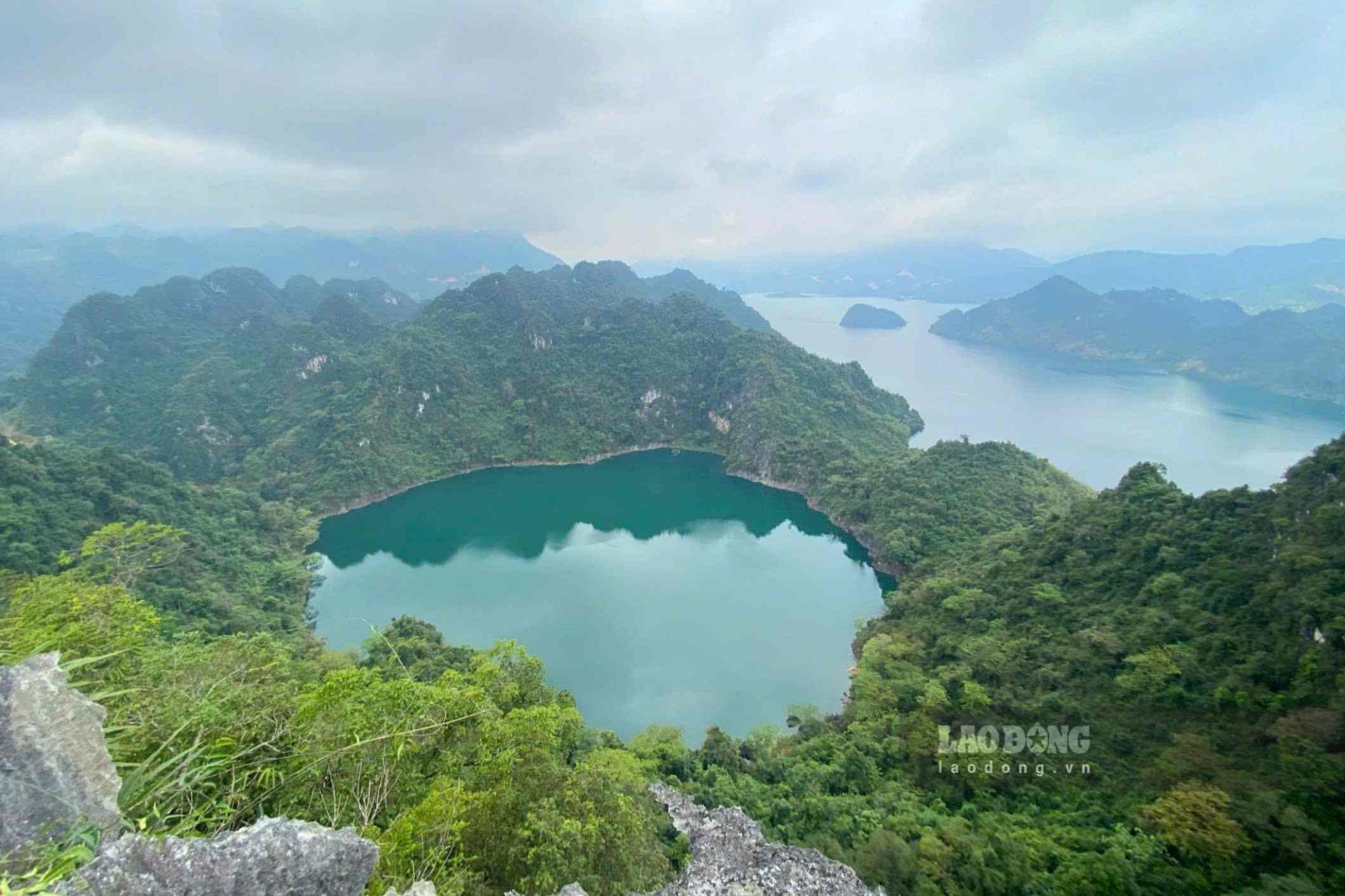 Nằm ẩn mình trong rừng sâu của xã Mường Hoa, hồ Mắt Ngọc là hồ nước riêng biệt có khe nước ngầm kết nối với sông Đà. Tuy nhiên, màu nước của hồ xanh thẳm, khác với màu nước của sông. Hành trình khám phá hồ Mắt Ngọc bắt đầu từ vịnh Ngòi Hoa, tại đây du khách đi phà, rẽ nước chiêm ngưỡng khung cảnh vịnh mênh mông, với những lá cờ đỏ sao vàng tung bay trong gió lộng ở phía bên kia bờ. 
