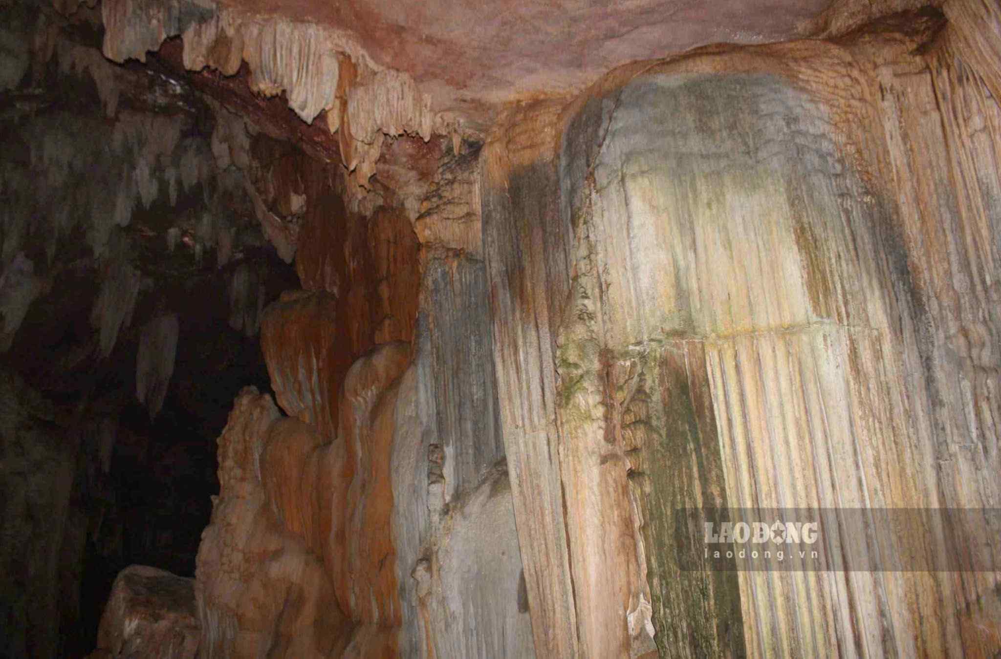 Động Hoa Tiên tọa lạc trong lòng dãy núi Bà. Đây là một trong những động đẹp nhất của tỉnh Hòa Bình cũ, với nhiều khối nhũ đá, măng đá kì lạ. Động gồm động chính, ngách động phía Bắc và phía Tây Nam. Tại đây, du khách đeo đèn pin, cẩn thận trèo qua từng vách đá, với tiếng nước nhỏ giọt vang vọng bên tai để khám phá hệ thống nhũ đá, cột đá, măng đá trong động.