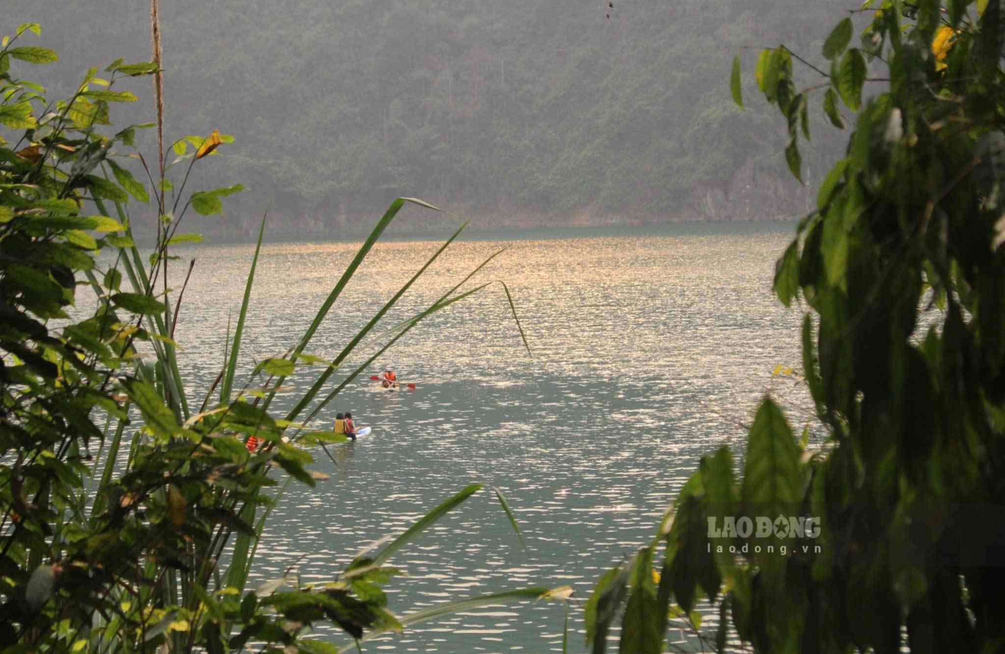 Sau khi chụp ảnh và chiêm ngưỡng hồ Mắt Ngọc từ trên cao, du khách tiếp tục đi xuống bằng đường rừng để đến hồ Mắt Ngọc. So với đường lên, đường xuống hồ dốc và khó đi hơn. Hồ Mắt Ngọc hiện ra sau quãng đường hiểm trở lấp lánh tựa viên ngọc xanh dưới ánh nắng chiều. Sóng trong hồ gợn nhẹ, kéo theo vệt nắng lấp lánh trong tiếng chim chóc líu lo. 