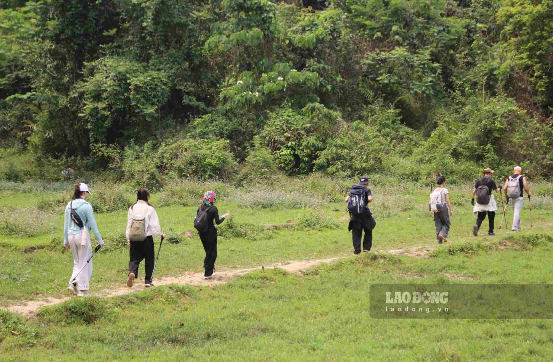 Sau thời gian nghỉ ngơi, thưởng thức ẩm thực độc đáo trong những ngôi nhà của đồng bào Mường, du khách tiếp tục hành trình leo núi, khám phá hồ Mắt Ngọc từ trên cao. So với lối đi vào động Hoa Tiên, quãng đường leo núi để ngắm hồ Mắt Ngọc dốc và gập ghềnh hơn. Trước khi bắt đầu vào lại rừng, du khách đi qua trảng cỏ xanh và rộng, phù hợp để chụp ảnh. 