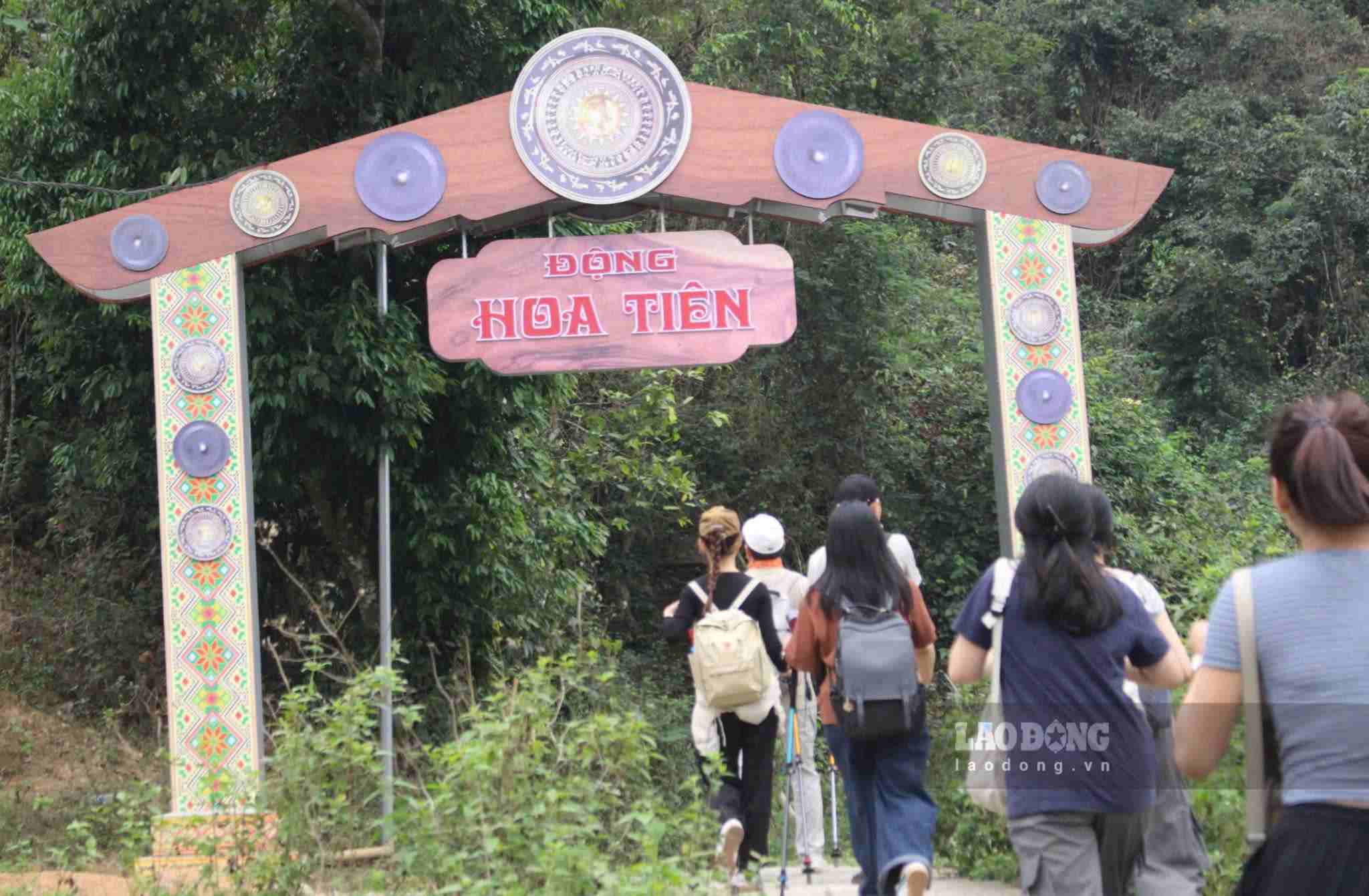 Nước đập mạnh vào chân bờ, phà cập bến tại cảng xóm Ngòi. Điểm tham quan đầu tiên trong hành trình là động Hoa Tiên. Con đường từ đây dẫn tới cổng chào của động dài khoảng 2km, đường nhựa thoai thoải dễ đi. Trải dài hai bên đường là những ngôi nhà của người Mường nằm nép mình dưới chân núi, lác đác trước sân vài bụi hoa nhỏ nở trong tiếng gà gáy sớm. 