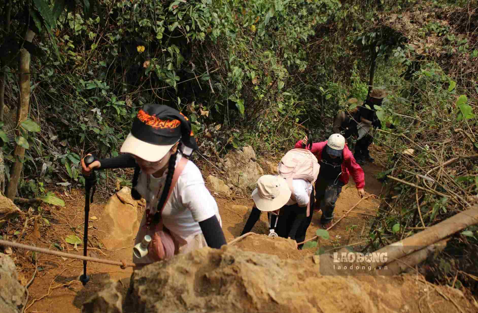 Tổng cung đường leo tới góc ngắm hồ Mắt Ngọc từ trên cao và xuống hồ khoảng 5km. Đường đi có một số đoạn phải đu dây, khéo léo đặt chân, bám tay trên những phiến đá tai mèo góc cạnh, đủ làm không ít du khách thấm mệt. Tuy vậy, khi đặt chân lên tới điểm check-in hồ Mắt Ngọc từ trên cao, du khách thu vào tầm mắt khung cảnh đồi núi hùng vĩ cùng toàn cảnh hồ Mắt Ngọc đẹp tựa “nàng thơ”. Nằm cạnh hồ là dòng Đà Giang mênh mông, về đêm từng “chỉ còn tiếng đàn ngân nga - với một dòng trăng lấp loáng sông Đà”.  