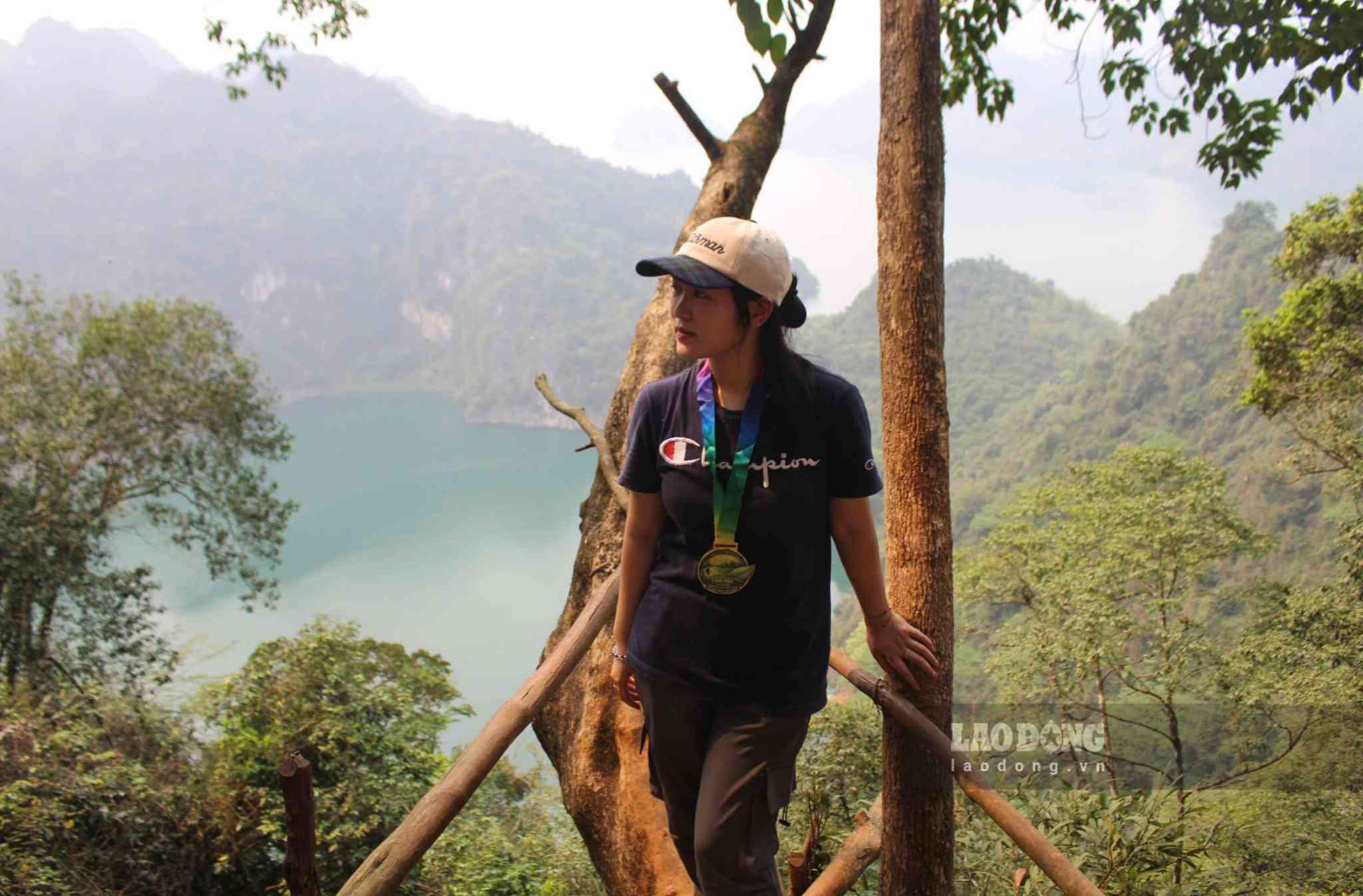 Cạnh dòng sông miệt mài chảy, hồ Mắt Ngọc nằm tĩnh lặng dưới mây trời, màu nước xanh thẳm in đậm bóng cây bên bờ. Góc check in với hồ Mắt Ngọc từ trên cao thu hút rất đông du khách trong hành trình khám phá hồ Mắt Ngọc, vịnh Ngòi Hoa. Vào ngày cuối tuần, không ít du khách phải xếp hàng dài chờ tới lượt. 