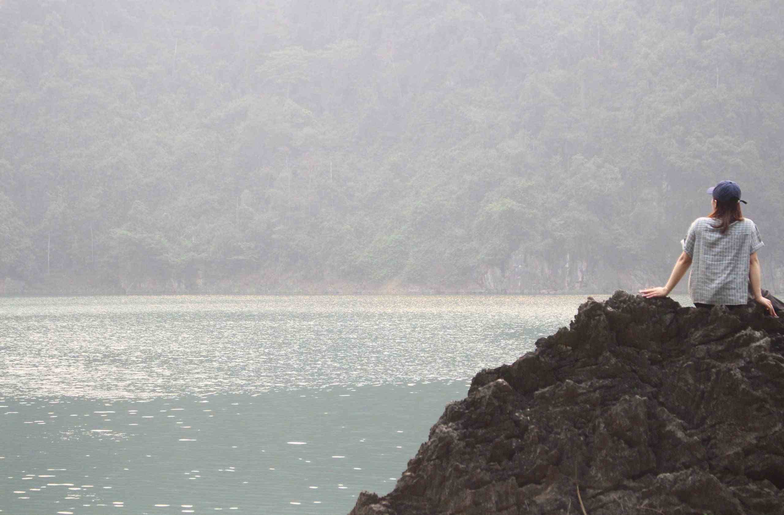 Hồ Mắt Ngọc rộng khoảng 10ha, nước trong và mát. Tại hồ, du khách có thể ngồi trên đá ngắm cảnh, bơi hoặc chèo thuyền, kayak. Kết thúc hành trình khám phá, du khách tiếp tục đi phà tại vịnh Ngòi Hoa về bên kia bờ. Nắng chiều buông rộng trên mặt vịnh, trong ánh nắng mờ mờ, xa xa còn đọng lại giữa trập trùng xanh ngát là những lá cờ đỏ sao vàng tung bay phấp phới, những nếp nhà sàn ẩn mình cùng khói bếp chập chờn bay lên theo triền núi. Nếu chọn lưu trú qua đêm tại đây,  du khách tiếp tục hành trình khám phá nét ẩm thực hấp dẫn: cá suối nướng, xôi ngũ sắc…hoặc trải nghiệm nhịp sống chèo thuyền thả lưới, học dệt thổ cẩm của đồng bào Mường.  