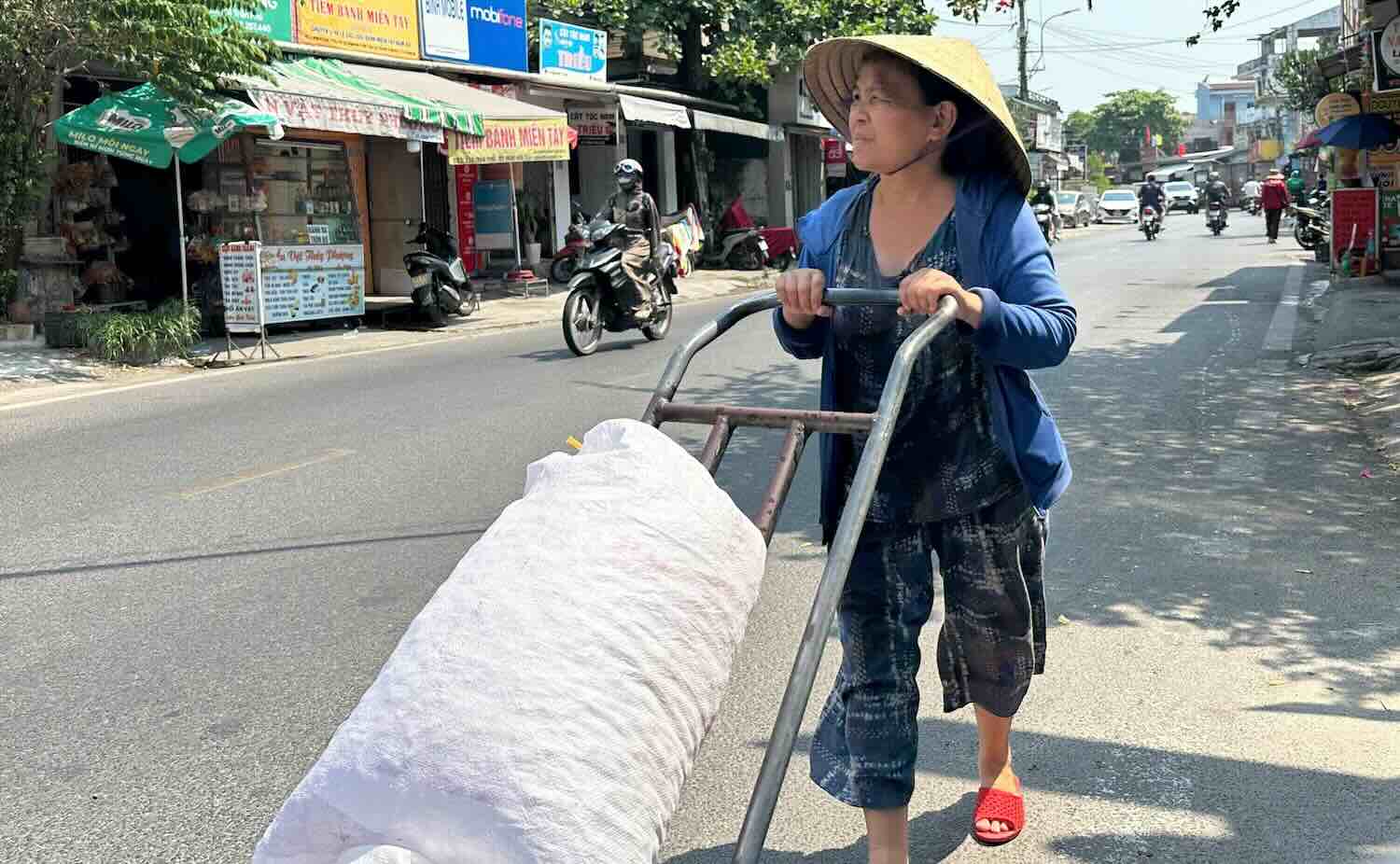 暑い天候の中で働く肉体労働者。写真:ゴー・ヒエン.