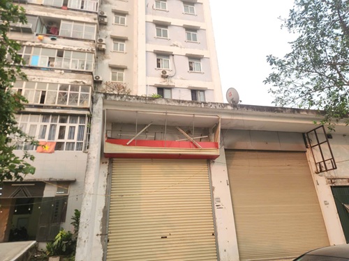 Loạt mặt bằng ki ốt tại khu tái định cư Đồng Tàu, TP Hà Nội đang bị bỏ hoang. Ảnh: Minh Hạnh 