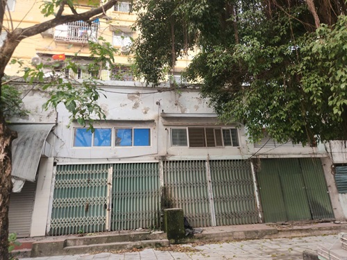 Dãy ki ốt tại Khu đô thị Đồng Tàu, Hà Nội cửa đóng then cài nhiều năm đang bị xuống cấp. Ảnh: Minh Hạnh 