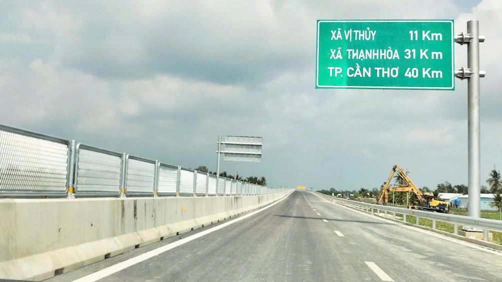 Người dân kỳ vọng cao tốc đoạn Hậu Giang - Cà Mau đưa vào khai thác dịp lễ 30.4. Ảnh: Nhật Hồ.