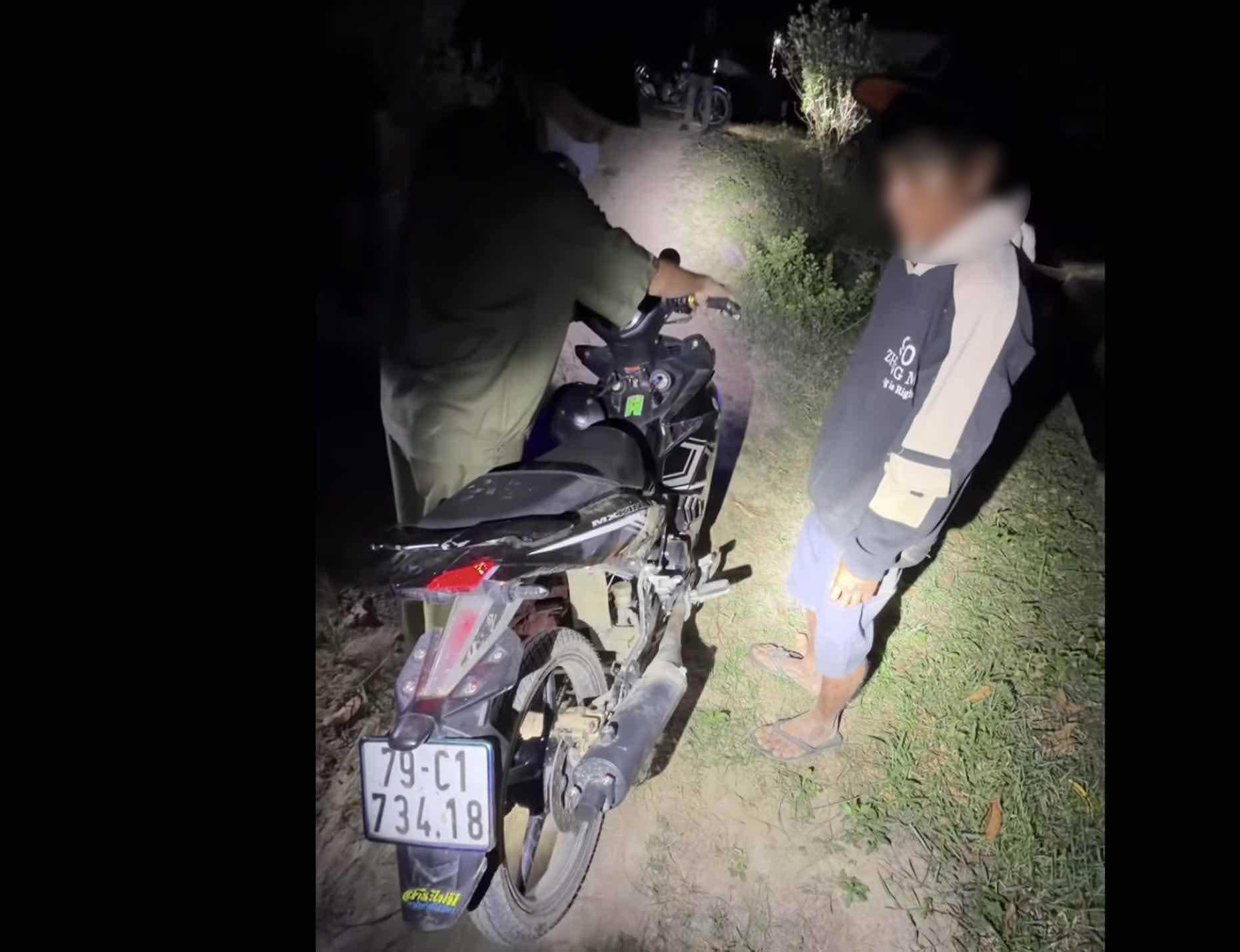 La policía ha manejado al grupo de jóvenes que aceleraron, causando disturbios en la zona residencial. Foto: Policía de Ba Ngoi