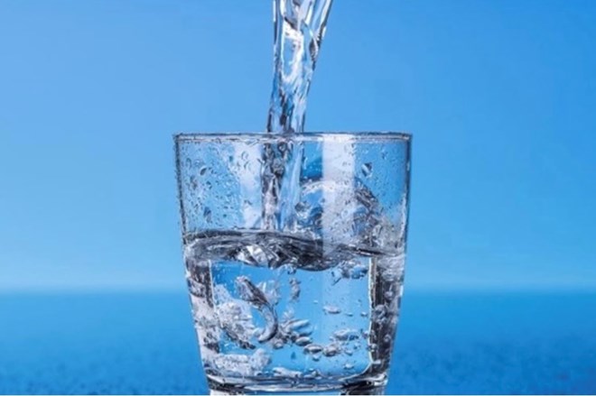 Beber agua antes de acostarse puede beneficiar al cuerpo, pero si no se controla adecuadamente, este hábito también puede interrumpir el sueño. Foto: Kieu Vu