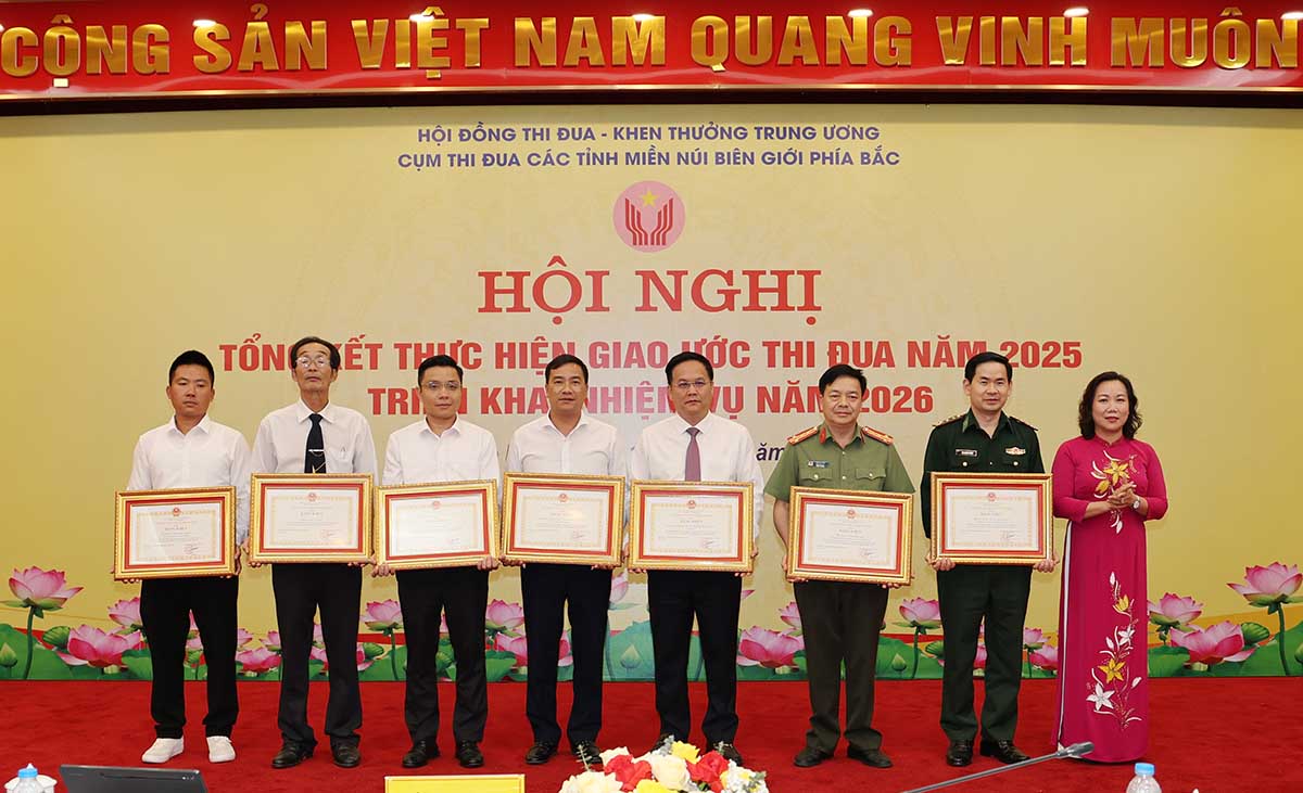 2025년 경쟁 서약 이행 총괄 회의에서 표창을 받은 모범 단체. 사진: 디엔비엔성 내무부