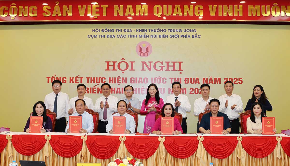Lãnh đạo các tỉnh trong cụm ký kết giao ước thi đua năm 2026. Ảnh: Sở Nội vụ tỉnh Điện Biên