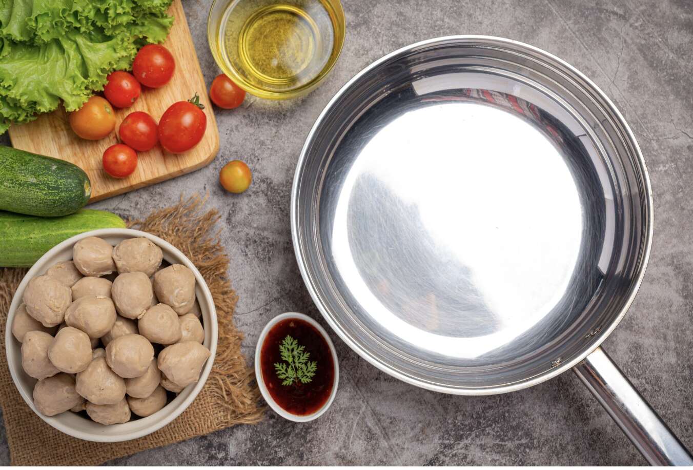 Stainless steel pans are being highly appreciated by many people for their durability. Photo: Thuy Duong