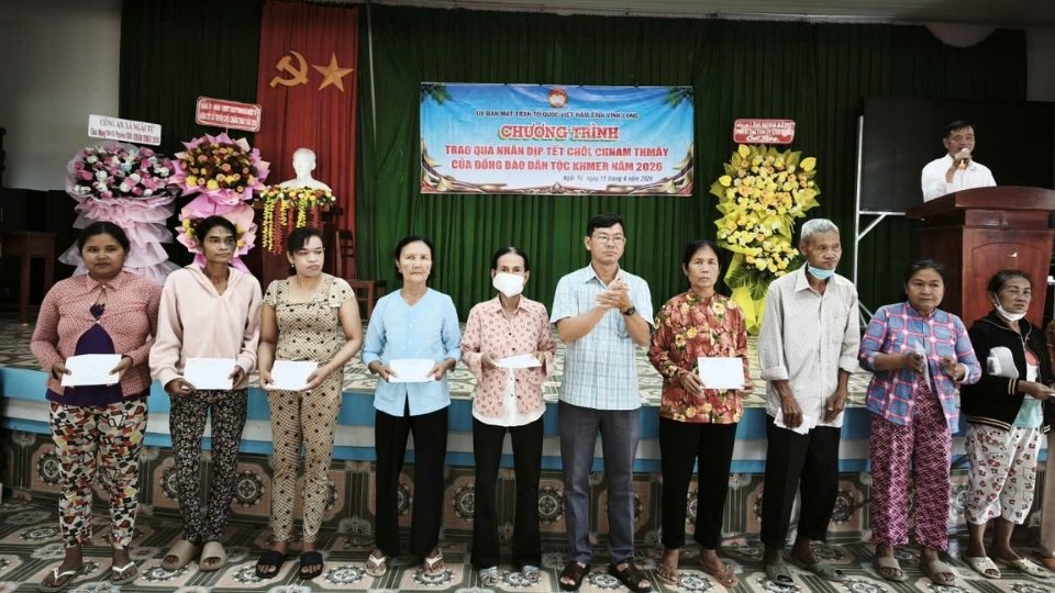 응아이뜨사 조국전선, 크메르족 빈곤층 및 준빈곤층에게 쫄츠남트메이 설 선물 전달. 사진: 호앙록