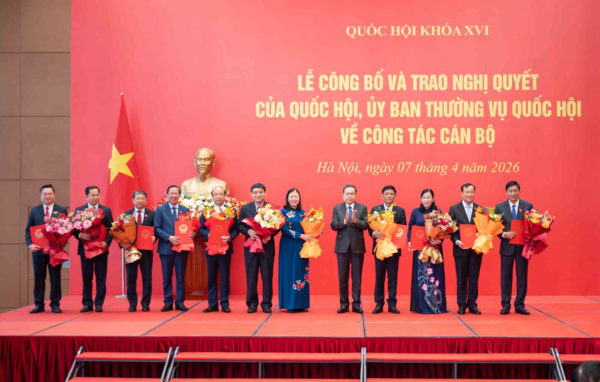 National Assembly Chairman Tran Thanh Man presents the National Assembly's Resolution to elect members of the National Assembly Standing Committee; Chairman of the Ethnic Council, Chairman of the National Assembly Committee, Secretary General of the National Assembly - Chairman of the National Assembly Office. Photo: Pham Thang