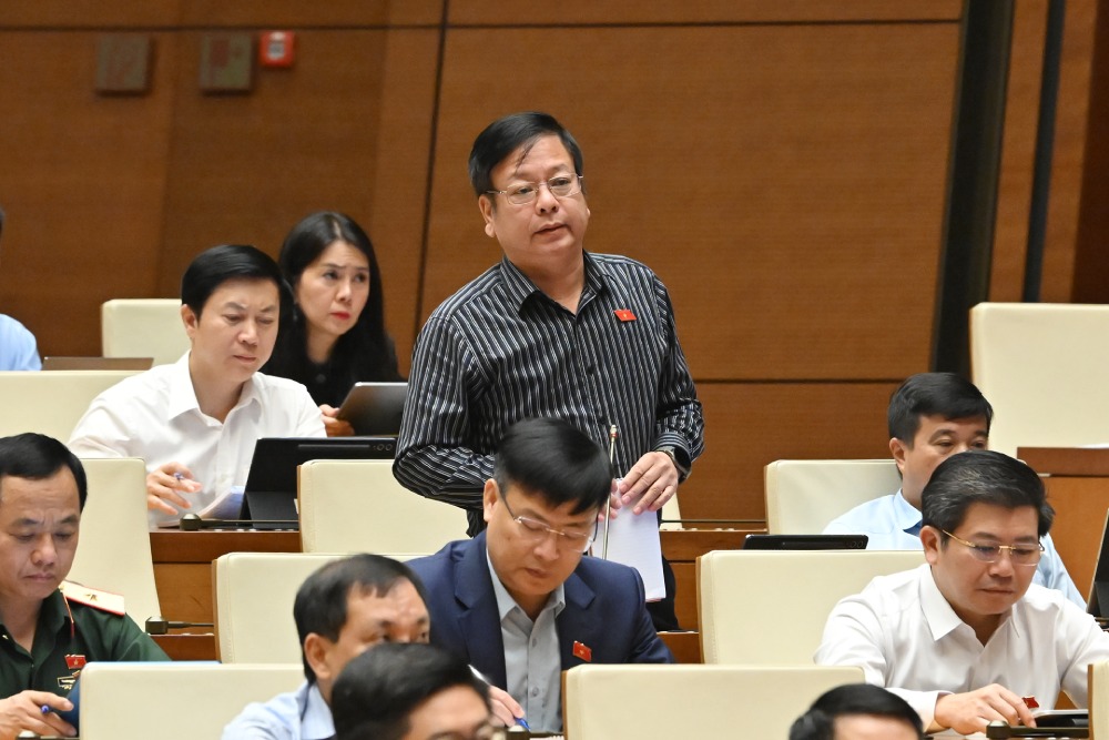 El diputado de la Asamblea Nacional Nguyễn Trường Giang (Delegación de Lâm Đồng) expresó su preocupación de que cuando el presidente del Comité Popular de la comuna está ocupado en una reunión, ¿quién firmará el certificado de defunción para la gente? Foto: Phạm Đông