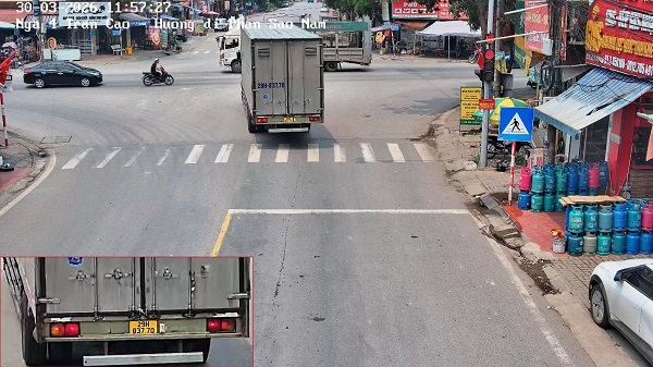 Car owner running a red light fined remotely in Hung Yen. Photo: Hung Yen Police