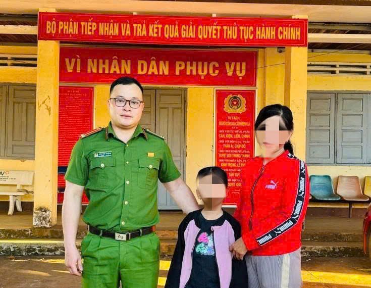 Ea Drong commune police (Dak Lak province) have just supported people in searching for a lost girl after many hours of school. Photo: Police provided