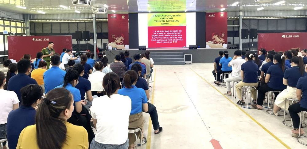 Hue City Labor Federation organizes communication and equips SCAVI Hue Company workers with drug prevention and control skills. Photo: Hue City Trade Union
