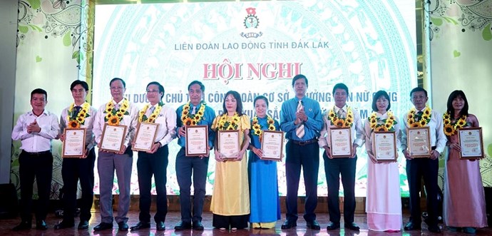 In recent years, the Trade Union of Dak Lak province has regularly implemented activities to commend cadres and union members with outstanding achievements. Photo: Long Du