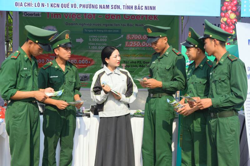 Empresa asesora sobre empleo para soldados de las fuerzas armadas en la Feria de Empleo de la provincia de Son La 2026. Foto: Truong Son