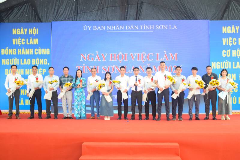 Lãnh đạo tỉnh Sơn La tặng hoa chúc mừng các đơn vị, doanh nghiệp tham gia Ngày hội việc làm năm 2026. Ảnh: Trường Sơn