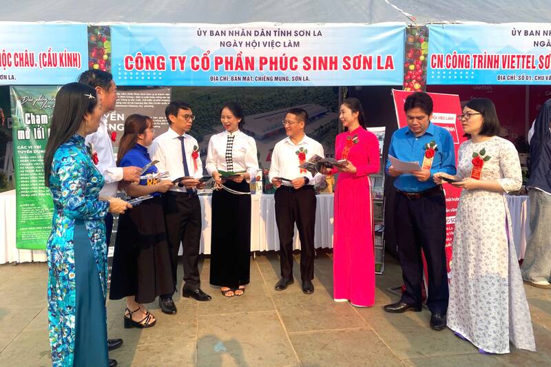 Các đại biểu tham quan, trao đổi với doanh nghiệp tuyển dụng lao động tại Ngày hội việc làm năm 2026. Ảnh: Trường Sơn