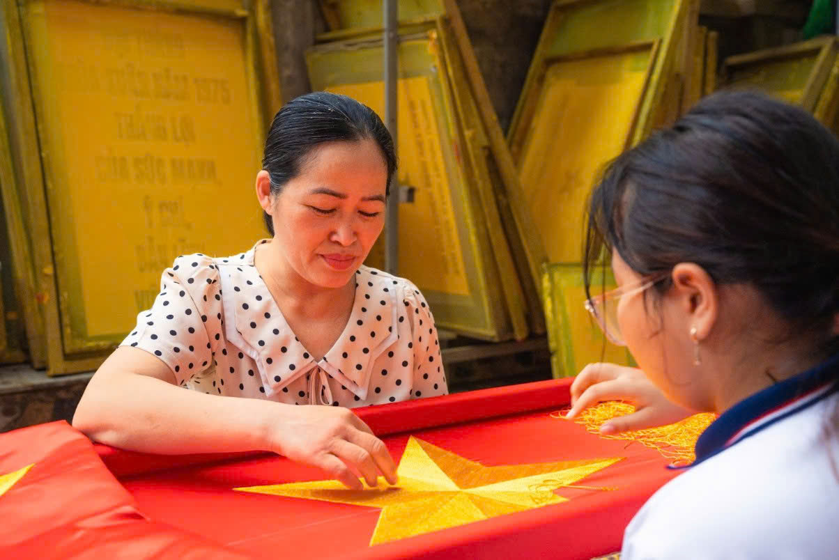 Ngôi sao trên lá cờ được chị Nhung tỉ mỉ may từng đường kim, mũi chỉ. Ảnh: Thanh Hằng