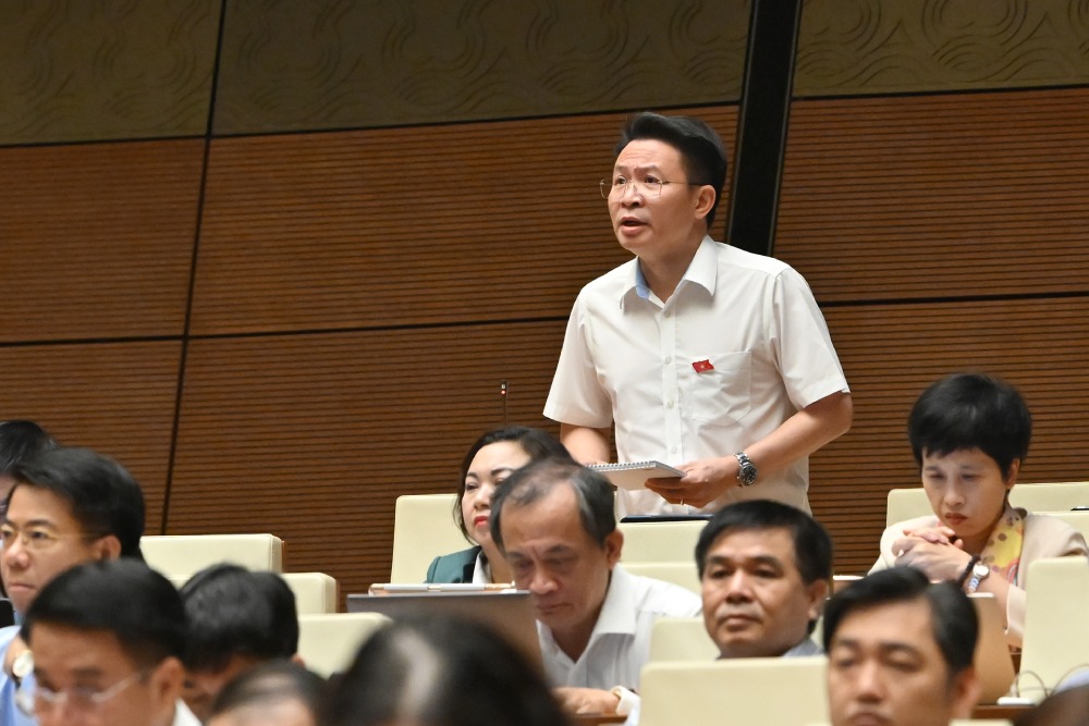 Major General Nguyen Minh Tuan - Director of Phu Tho Provincial Police - raised the issue of whether notarization is responsible in transactions with suspicious issues related to violations. Photo: Pham Dong