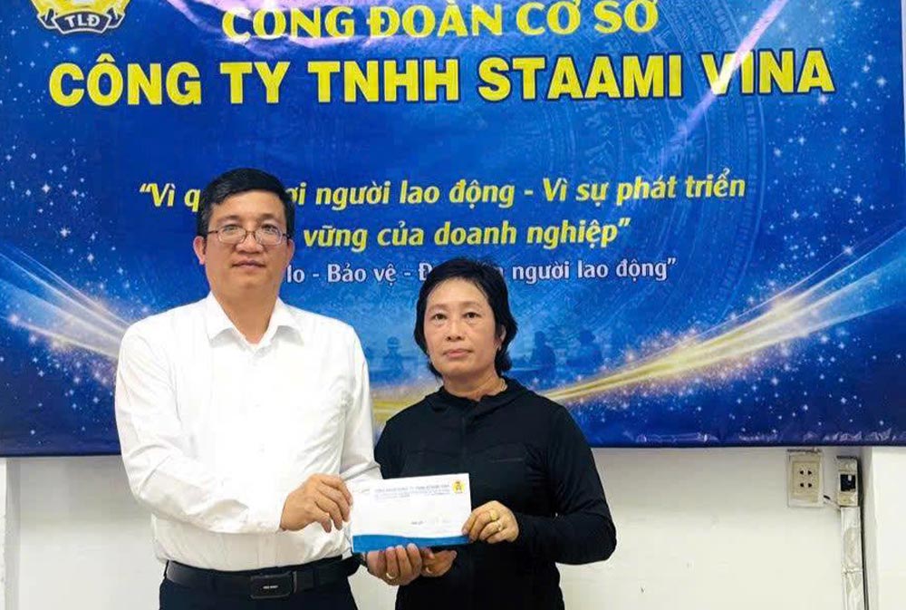The grassroots trade union of Staami Vina Co., Ltd. organizes visits and provides support to union members suffering from critical illnesses. Photo: Da Nang Trade Union