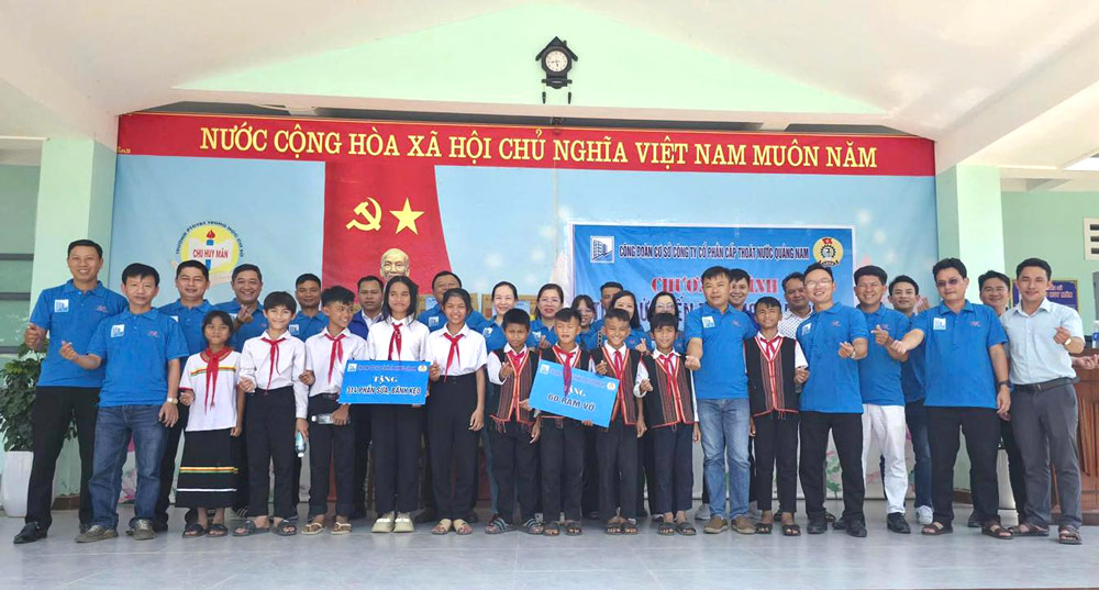 The grassroots trade union of Quang Nam Water Supply and Drainage Joint Stock Company (under Ban Thach Ward Trade Union) organizes the program "Accompanying highland students to school". Photo: Ban Thach Trade Union