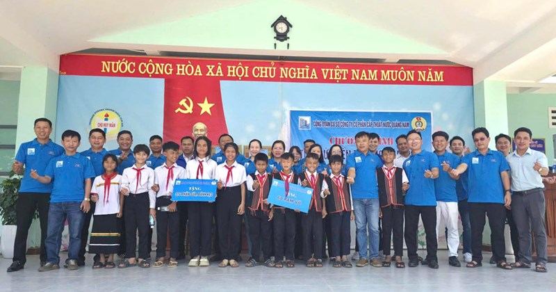 Công đoàn Cấp thoát nước Quảng Nam trao quà cho học sinh vùng cao