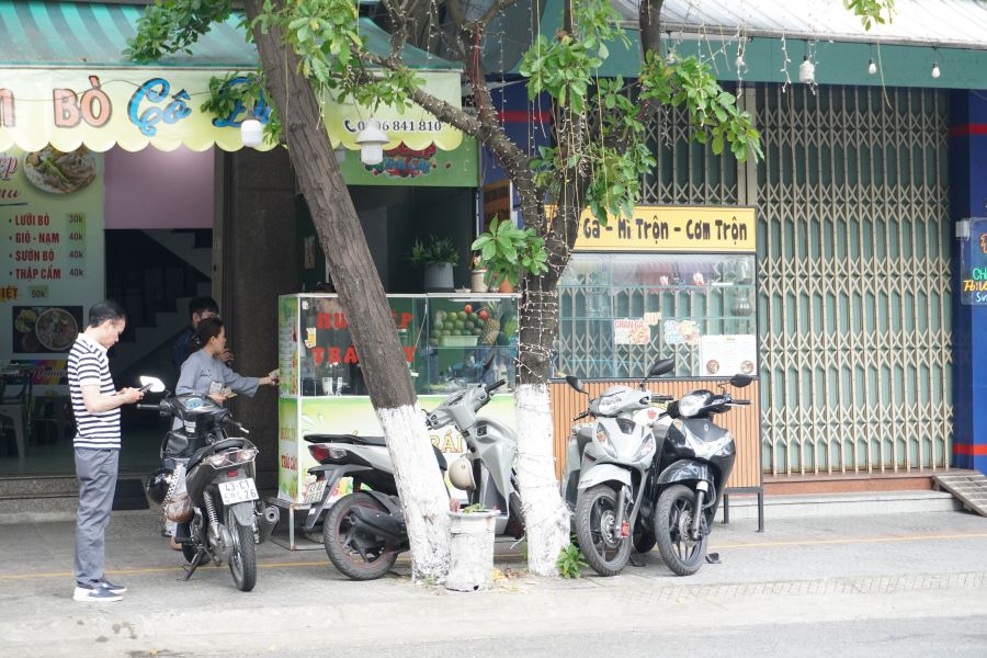 Finding ways to maintain livelihoods for Da Nang people when clearing sidewalks. Photo: Tran Thi