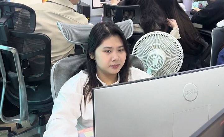 En medio de la presión laboral en Hanoi, Thu Quỳnh a menudo trabaja hasta tarde para completar proyectos fuera del horario laboral. Foto: Mai Ngân