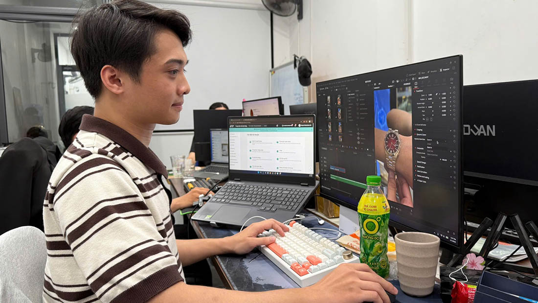 Ngọc Minh tranh thủ làm việc sau giờ hành chính để tăng thu nhập. Ảnh: Mai Ngân