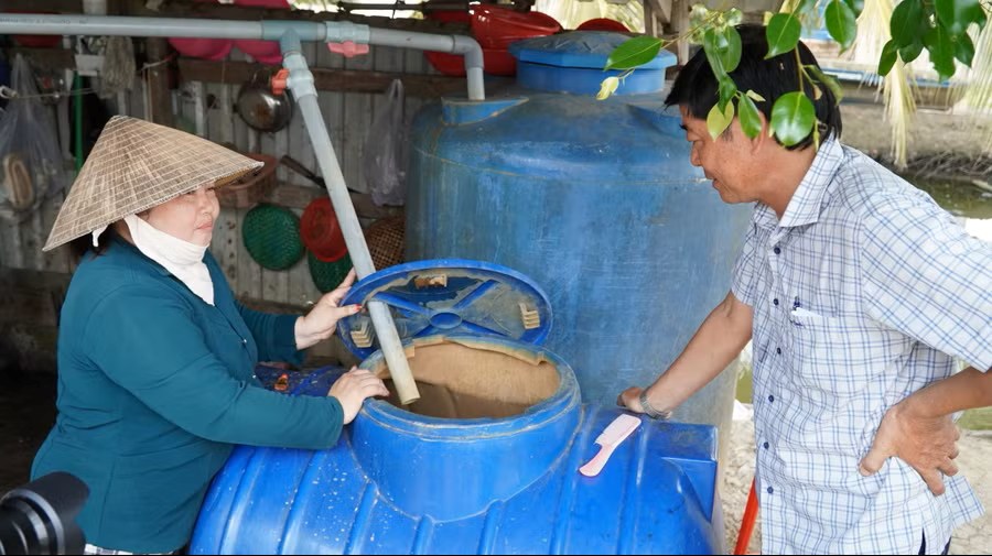 Actividades de inspección final para el suministro de agua dulce a los residentes de la comuna de Bien Bach. Después de las quejas de la gente, se ha suministrado agua dulce a los hogares que carecen de agua. Foto: Nhat Ho