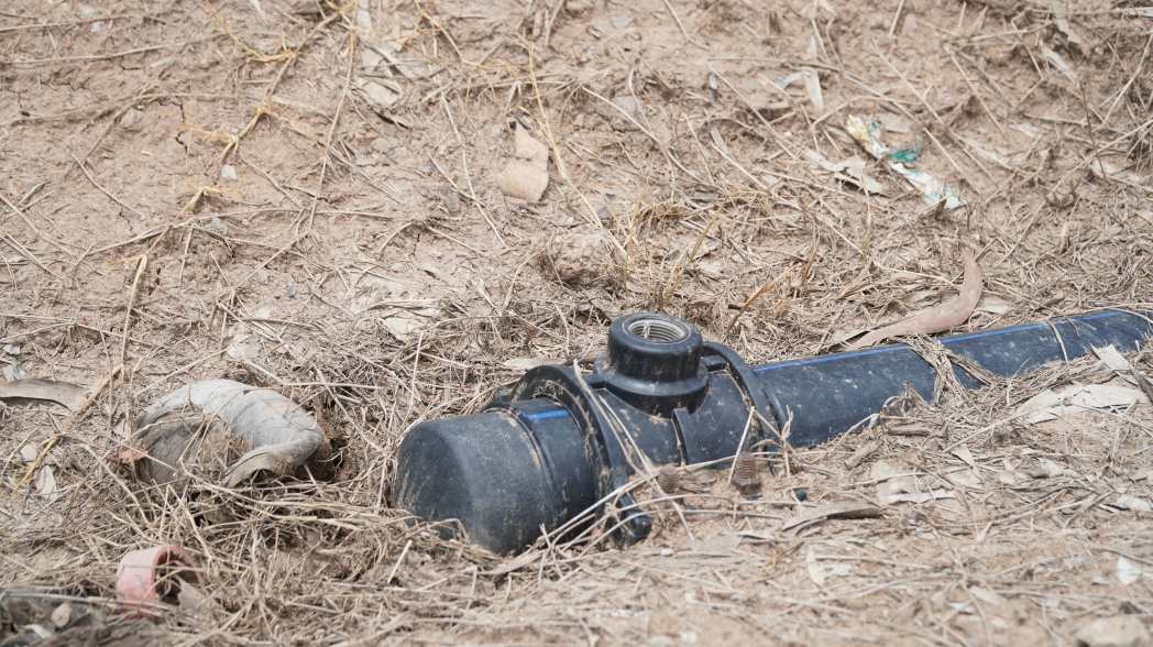 Trung tâm Nước sạch thi công đường ống cấp nước cho dân. Ảnh: Nhật Hồ.