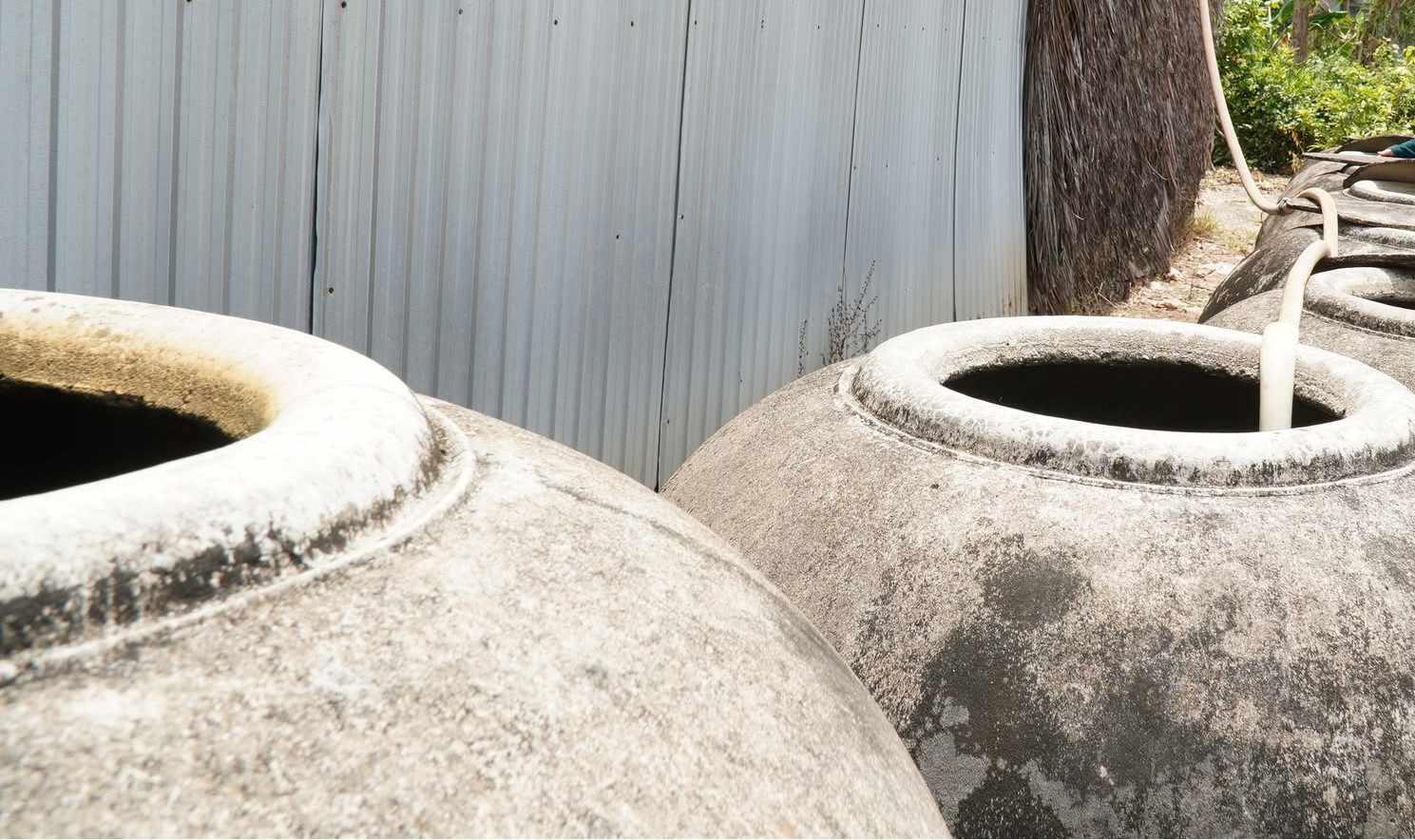 Người dân chủ động tích trữ nước ngọt vào mùa khô. Ảnh: Nhật Hồ.