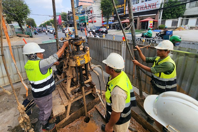 노동자들이 메트로 2호선 지하 탐사 시추를 가속화하고 있습니다.
