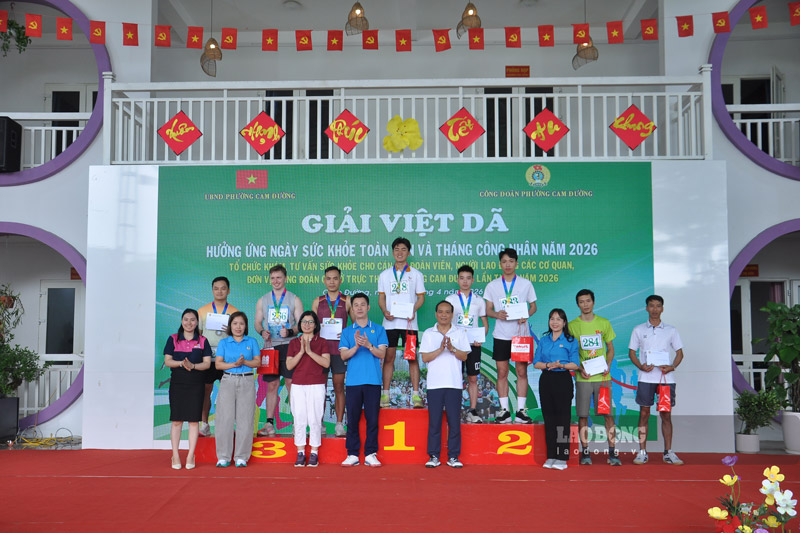 Ban tổ chức trao giải cho các vận động viện có thành tích xuất sắc. Ảnh: Đinh Đại