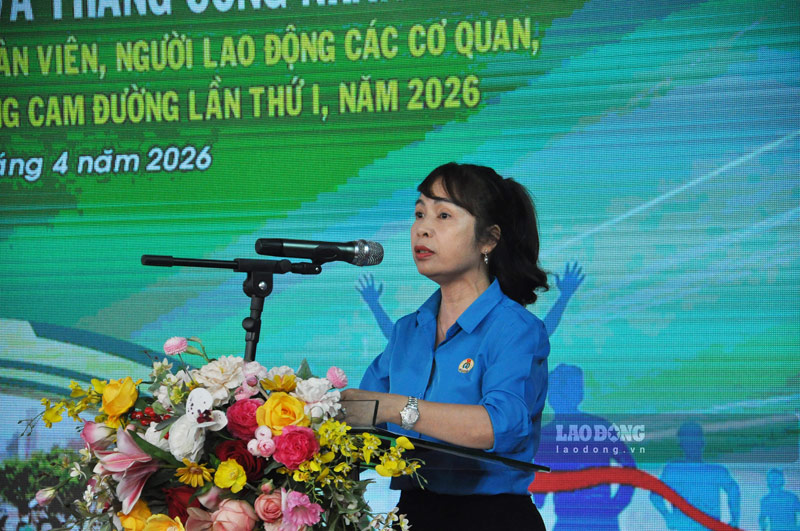 Bà Nguyễn Thị Huệ - Chủ tịch Công đoàn phường Cam Đường phát biểu khai mạc giải chạy. Ảnh: Đinh Đại