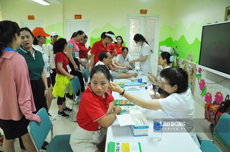 Bên cạnh giải chạy là hoạt động tư vấn, chăm sóc sức khỏe miễn phí cho đoàn viên, lao động. Ảnh: Đinh Đại