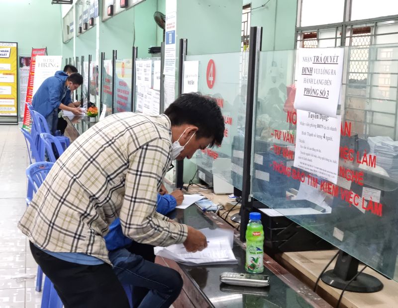 In March 2026, in Ho Chi Minh City, nearly 30,000 people submitted applications for unemployment benefits. Photo: Nam Duong